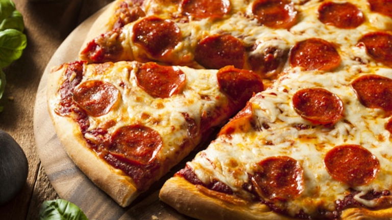¿Adiós trabajo? Una pizzería acaba de patentar el robot pizzero de tus pesadillas
