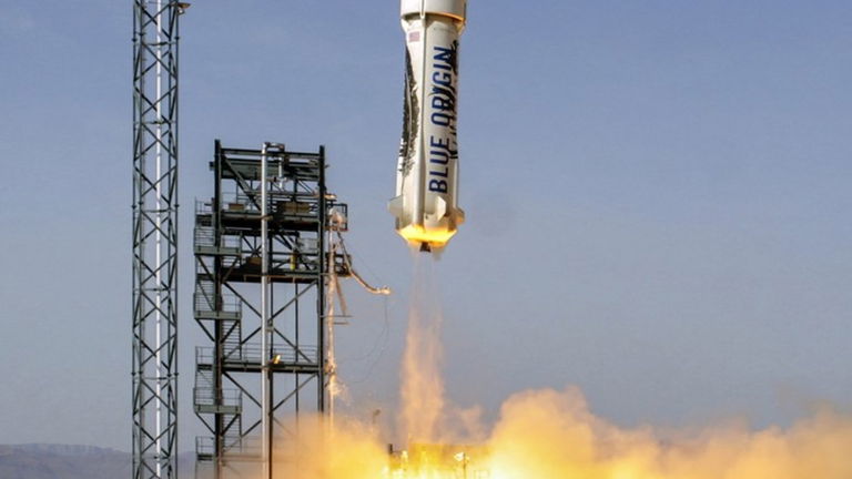 Elon Musk tiene competencia: el dueño de Amazon también lanza cohetes al espacio