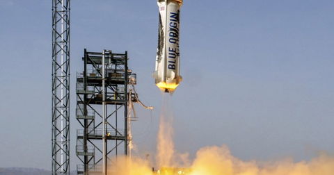 Elon Musk tiene competencia: el dueño de Amazon también lanza cohetes al espacio