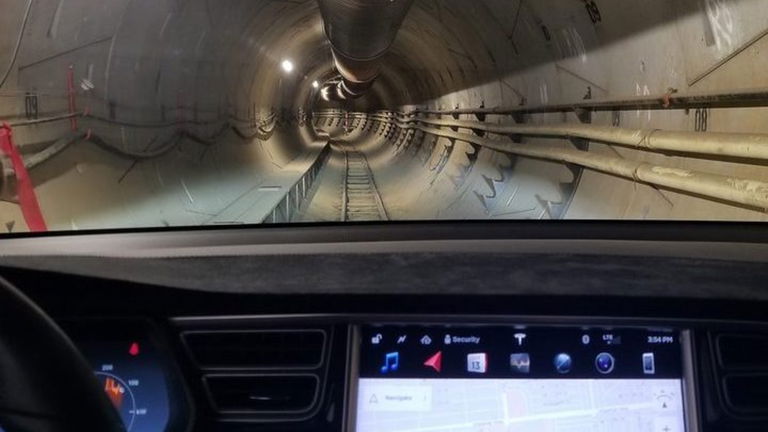 Elon Musk juega al despiste introduciendo un Model X en un túnel de The Boring Company