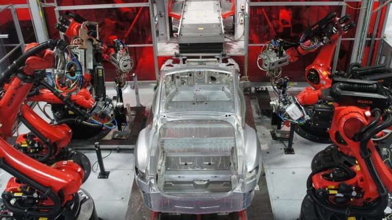 En la producción de automóviles, ¿mano de obra o robotización? Tesla tiene la respuesta