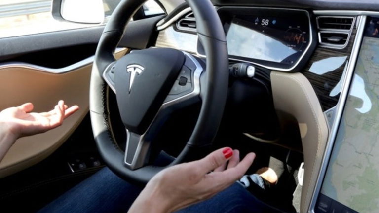 Le retiran el carné de conducir mientras conducía con el Autopilot, ¿cómo es posible?