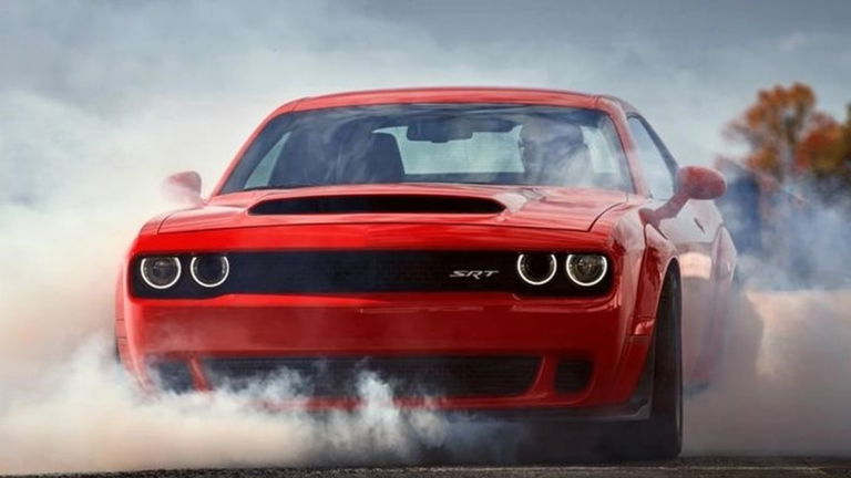 La debilidad del coche de combustión interna se observa en un anuncio del Dodge Challenger