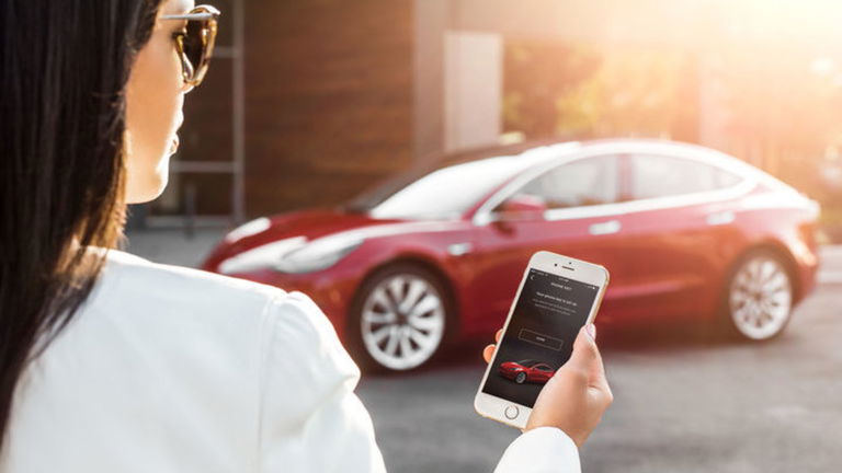 Un Tesla Model X y un timbre inteligente, no necesitas más para recibir un paquete