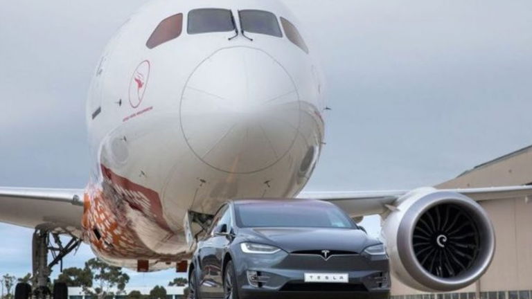 Lo más curioso que verás hoy, así remolca un Tesla Model X un avión Boeing 787