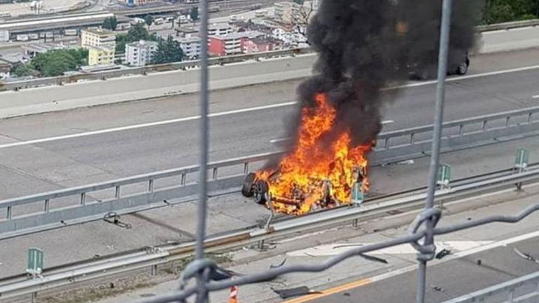 Un nuevo incendio en un Tesla enciende todas las alarmas, esta vez en Suiza