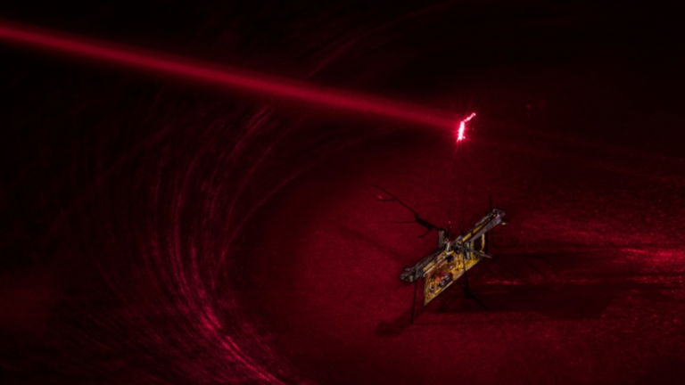 El robot insecto sin cables e impulsado por láser ya ha despegado