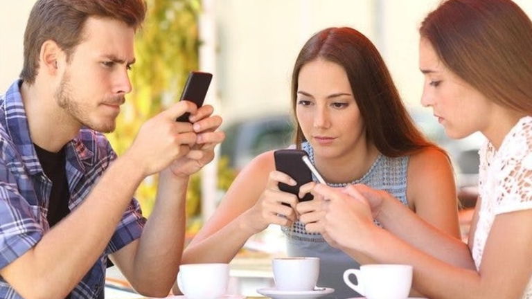 Un 41% de los millennials ingleses preferiría no ducharse antes que dejar de usar su móvil