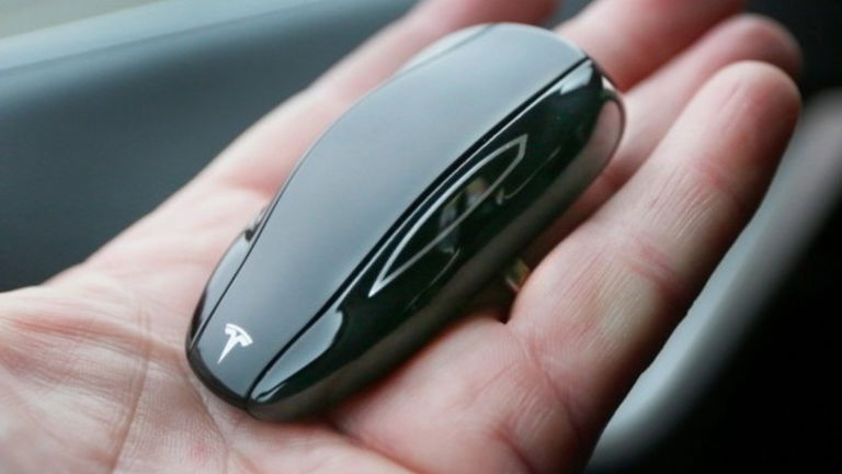 Qué esconde en su interior la curiosa llave de un Tesla Model S o Model X