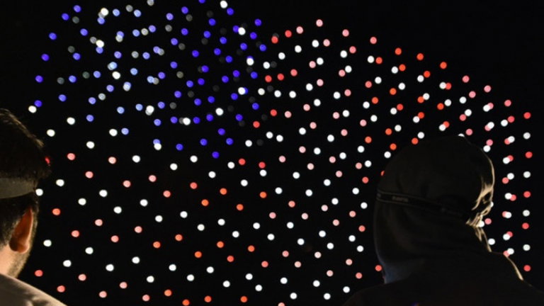 La lluvia frena la llegada de los drones al campo de los fuegos artificiales