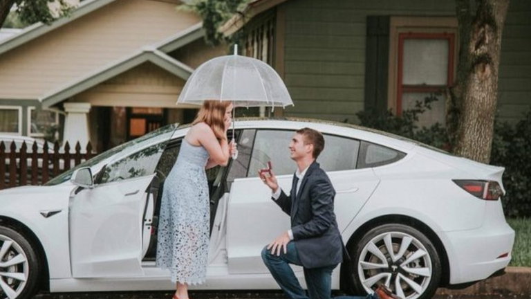¿Alguna idea para pedir matrimonio a tu pareja? Tesla tiene un plan muy original