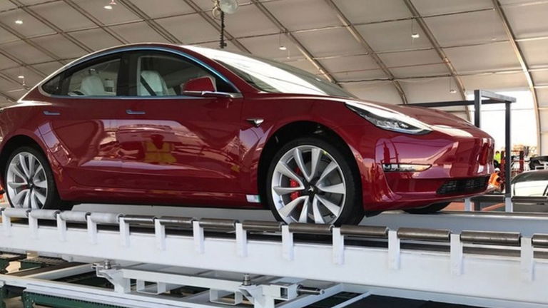 Así la producción del Tesla Model 3 donde el robot actúa en el 95% del proceso