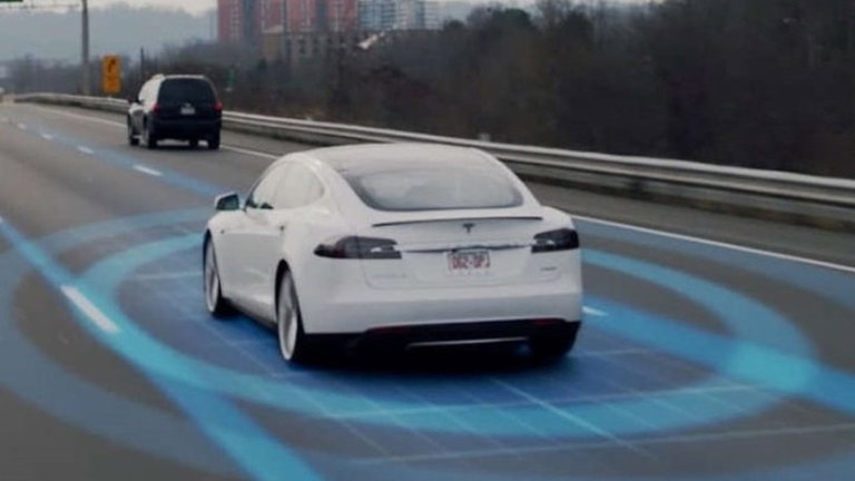 Tesla quiere que todos sus vehículos cuenten con Autopilot, así pretende hacerlo