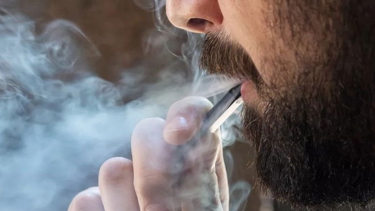 Así pretende una empresa de cigarrillos electrónicos evitar el consumo entre adolescentes