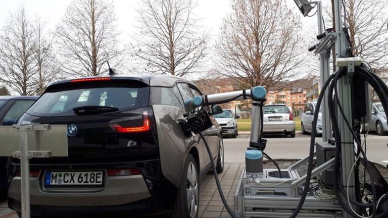 Diseñan un robot para recargar las baterías automáticamente al llegar a la estación