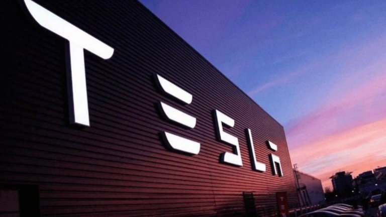 Elon Musk se arrepiente y anuncia que Tesla seguirá cotizando en Bolsa