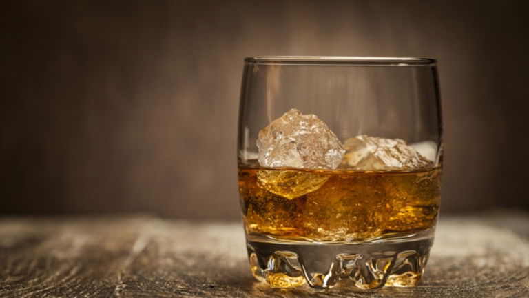 ¿Te gusta más el whisky con un poco de agua? Un estudio explica porqué