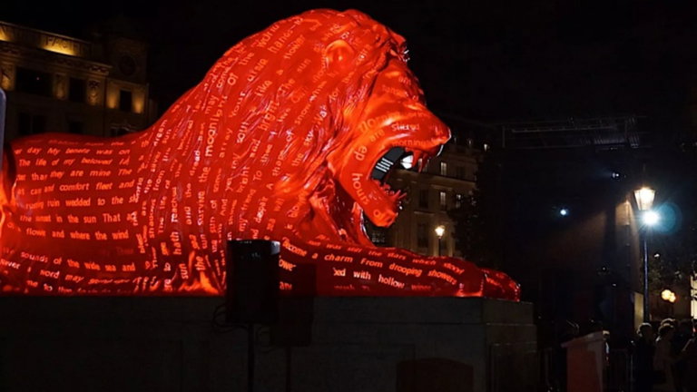 Londres descubre a un león que recita poesía