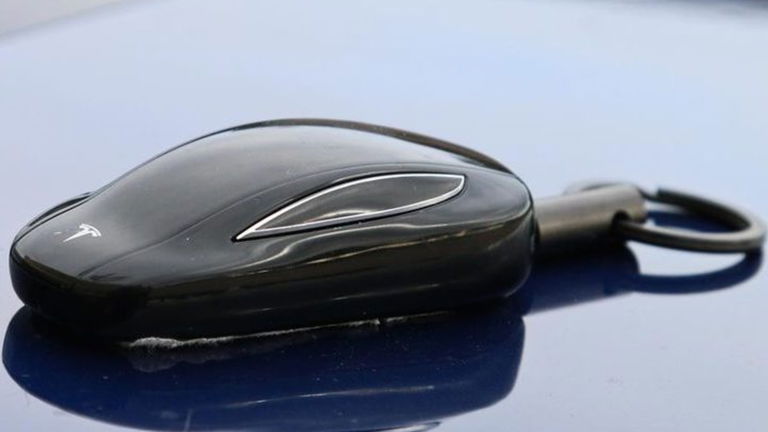 Los ladrones podrían clonar la llave de un Tesla Model S, así lo dice un estudio