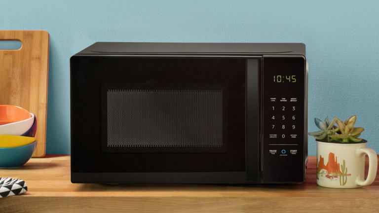 Un microondas y un reloj de pared compatible con Alexa, esto ha presentado Amazon