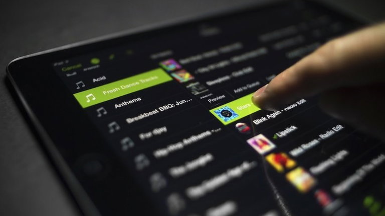 Spotify prueba la recomendación personalizada de canciones en playlists oficiales
