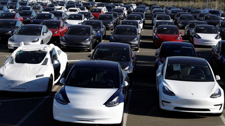 Cientos de dueños de Tesla ofrecen su ayuda a Elon Musk para sacar adelante a la compañía
