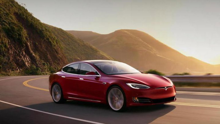 Tesla mejora capacidad de batería y servicios en sus coches en catástrofes naturales