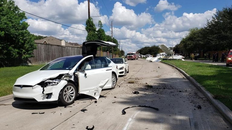Se estrella una avioneta contra un Tesla Model X en movimiento y no hay ningún herido