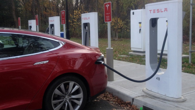 Qué implica que Tesla sea capaz de producir el kWh a 100 dólares