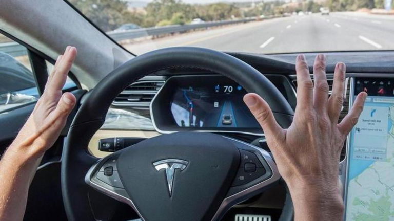 Tesla pedirá a trabajadores y usuarios de sus automóviles ayuda sobre conducción autónoma