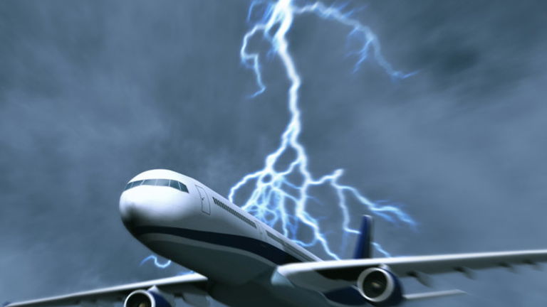 La hipnótica representación que muestra cómo los aviones esquivan las tormentas