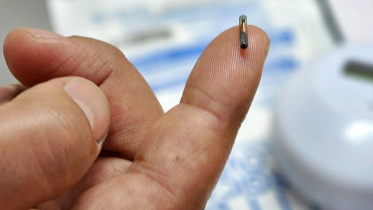 Instalar microchips bajo la piel, así es la nueva moda que está creciendo en muchos países