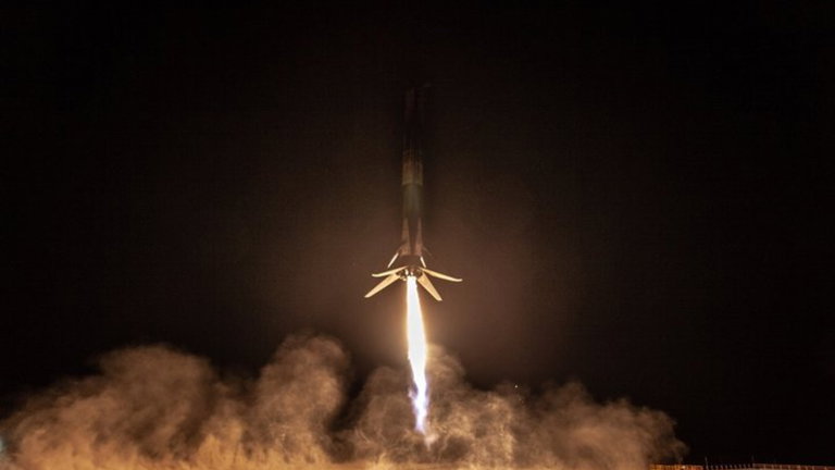SpaceX logra que su Falcon 9 aterrice con éxito por primera vez en ...