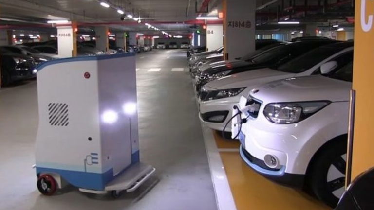 Así es el robot que carga tu coche eléctrico cuando está aparcado en el garaje