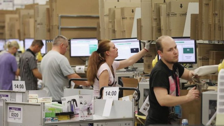 Amazon sube a 15 dólares el salario mínimo en Estados Unidos tras las críticas