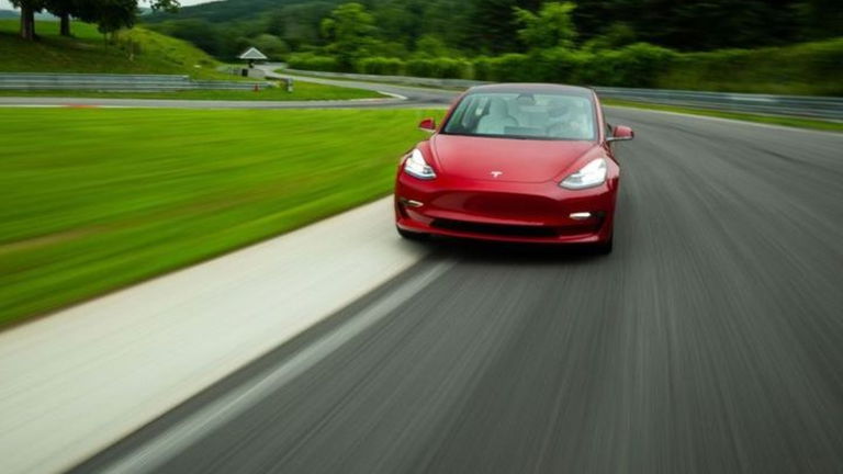 Los secretos de la actualización del sistema de frenada regenerativa vía OTA de Tesla