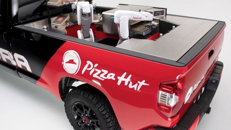 Pizza Hut hará las pizzas que pidas en una camioneta con brazos robóticos