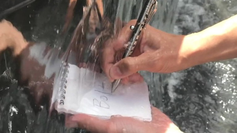 Así es el bolígrafo que escribe bajo el agua, con gravedad cero o que corta cristal