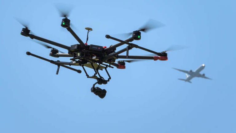 Esto es lo que ocurre cuando un dron choca contra el ala de un avión