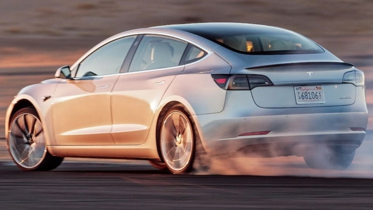 El Tesla Model 3 recupera hasta 16 kilómetros de autonomía siendo remolcado