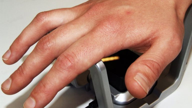 Dos hackers usan una mano de cera para engañar al sistema de biometría vascular
