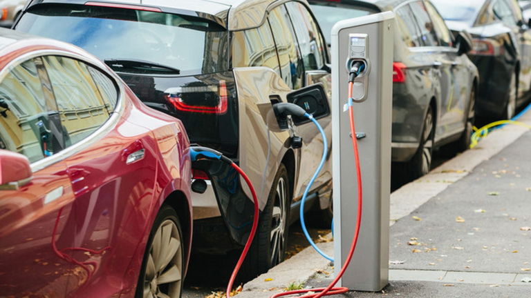 El coche eléctrico y las multas de tráfico, la curiosa correlación que existe en Holanda
