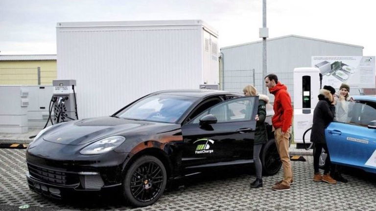 Porsche ya lidera la carga rápida en el mercado de los coches eléctricos