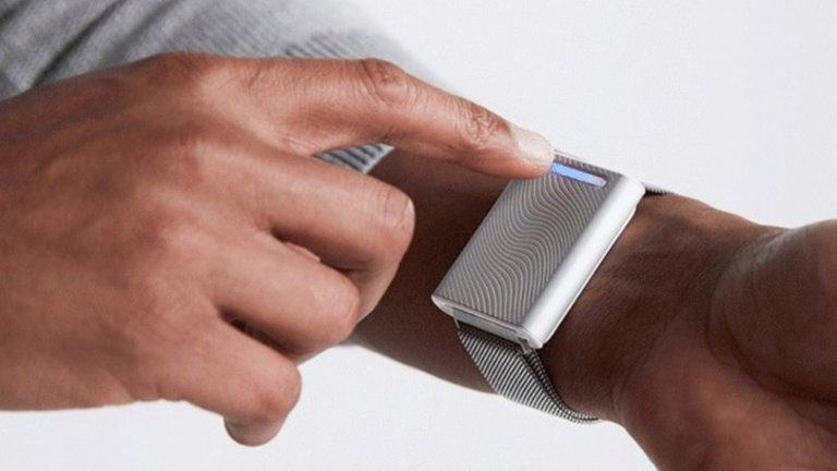 Así es la pulsera inteligente para calentar o enfriar tu cuerpo según las circunstancias