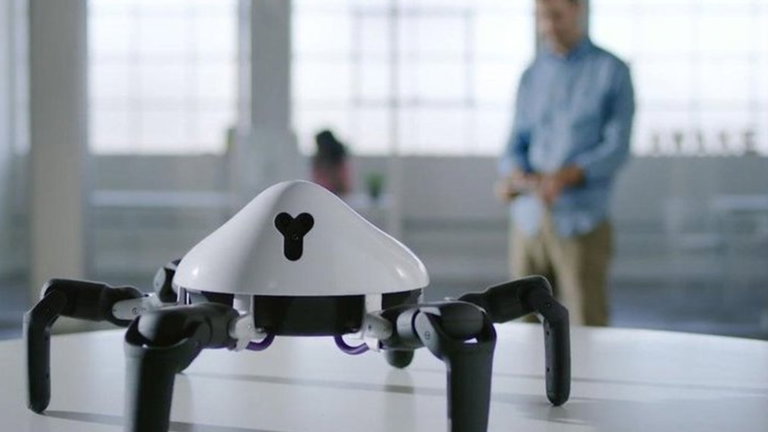 Así es el robot araña que salvará a tus plantas si eres despistado/a
