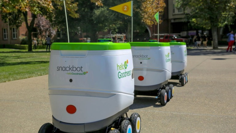 El robot que reparte aperitivos por el campus universitario