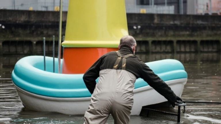 IKEA ha creado un barco de juguete gigante que recoge basura del agua