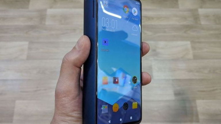 Así es teléfono móvil con batería de medio kilo para que nunca te quedes sin autonomía
