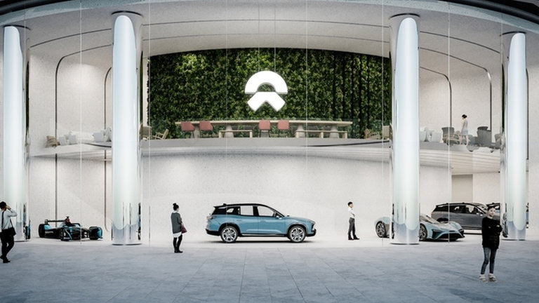 Actualiza su coche eléctrico en un atasco y multiplica el tráfico durante una hora