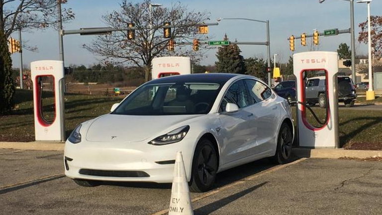 Tesla consigue incrementar en un 20% el límite de potencia de carga de la red Supercharger